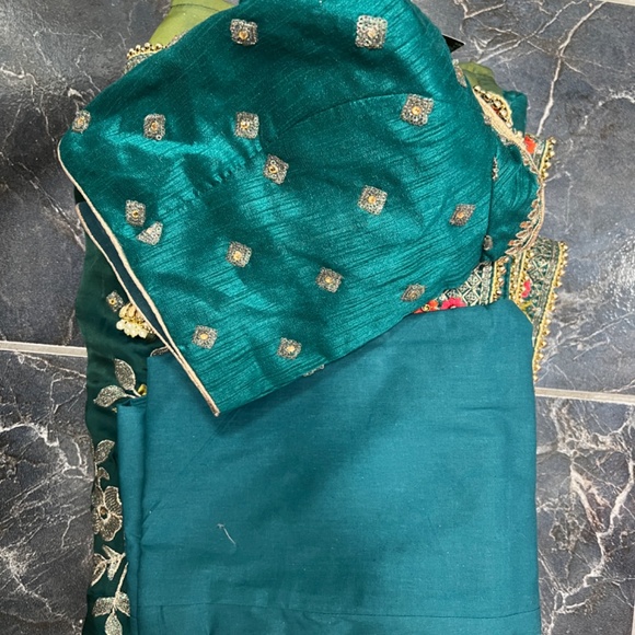 Lashkaraa Green Floral Saree - Picture 3 of 3